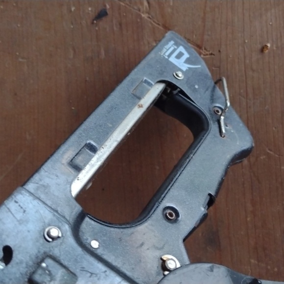 All-in-1 Black Staple Gun - Picture 2 of 3